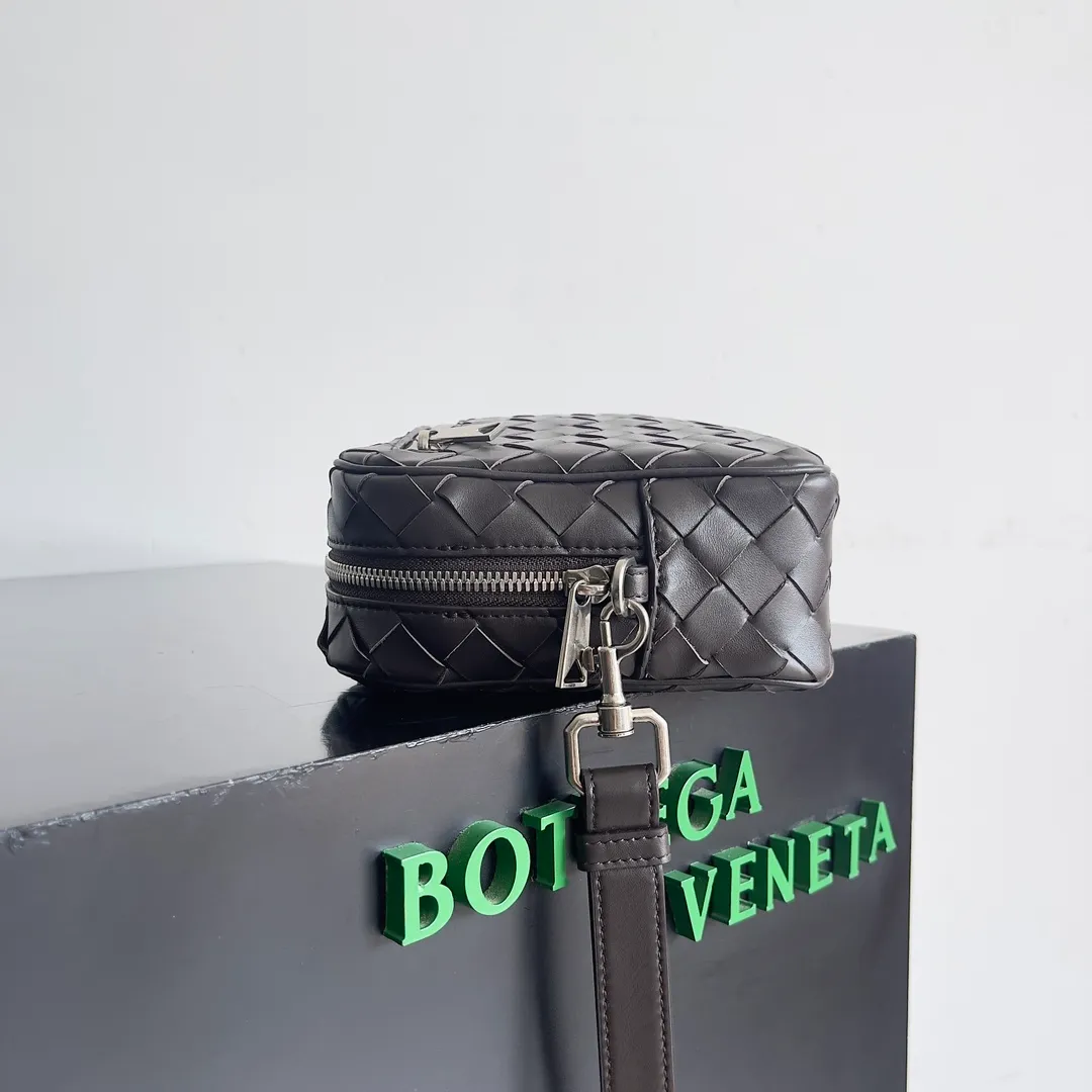 Batch 1660 BOTTEGA VENETA new men's INTRECCIATO woven wristband clutch bag. This is a clutch bag that can be hung on the wrist. It is more portable than other clutch bags. It can also hold some daily necessities. It is small and does not take up space to carry with you. The cow leather is durable and rich in texture. The classic weave is low-key and high-end. There are six card slots inside, which is very suitable for storing various cards such as ID cards and driver's licenses when traveling✈️ Style number: 777390 Size: 25*15*6.5cm